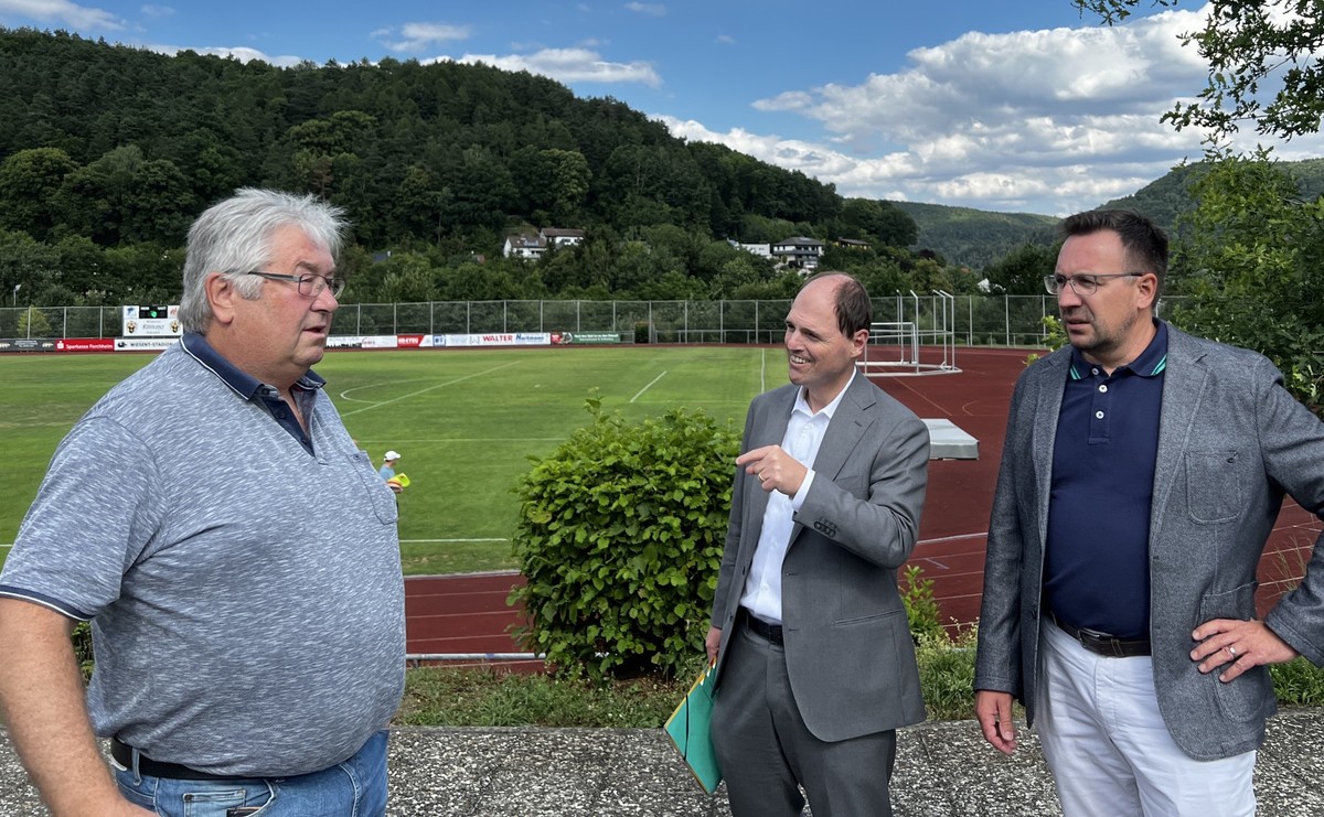 MdL Michael Hofmann mit 2. Brgermeister Rainer Schmeuer und dem 3. Vorstand des TSV Ebermannstadt, Georg Striegel, am Sportgelnde des TSV Ebermannstadt    