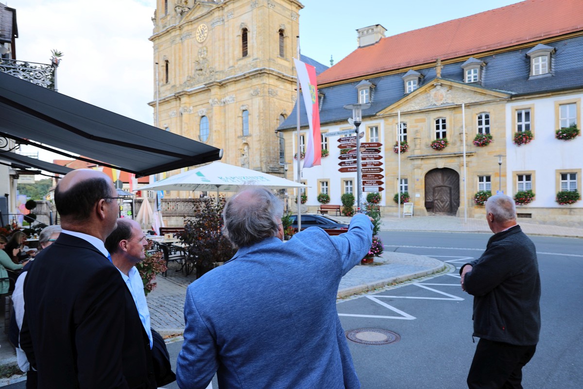 Finanzminister Albert Fracker mit MdL Michael Hofmann bei der Visite von Gweinstein am 29. September 2023