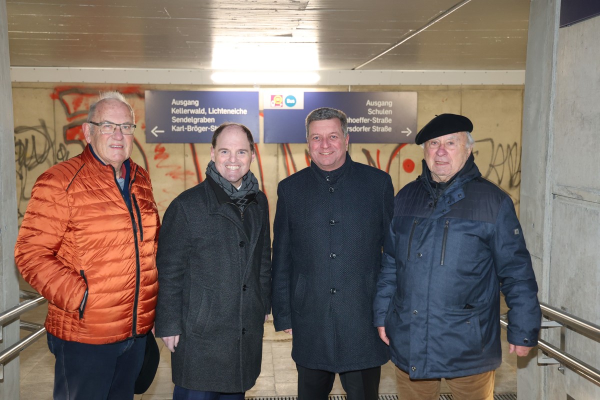 Verkehrsminister Christian Bernreiter und MdL Michael Hofmann bedanken sich bei Otwin Schneider (rechts) und Eduard Nth (links).