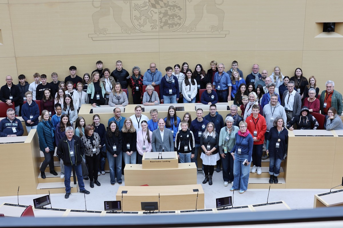 Die Mitglieder der Fördervereine diskutierten mit ihrem Stimmkreisabgeordneten im Plenarsaal des Bayerischen Landtags über die Freibäder. Es war auch eine Schülergruppe der Realschule aus Gräfenberg dabei.        Die Mitglieder der Fördervereine diskutierten mit ihrem Stimmkreisabgeordneten im Plenarsaal des Bayerischen Landtags über die Freibäder. Es war auch eine Schülergruppe der Realschule aus Gräfenberg dabei.