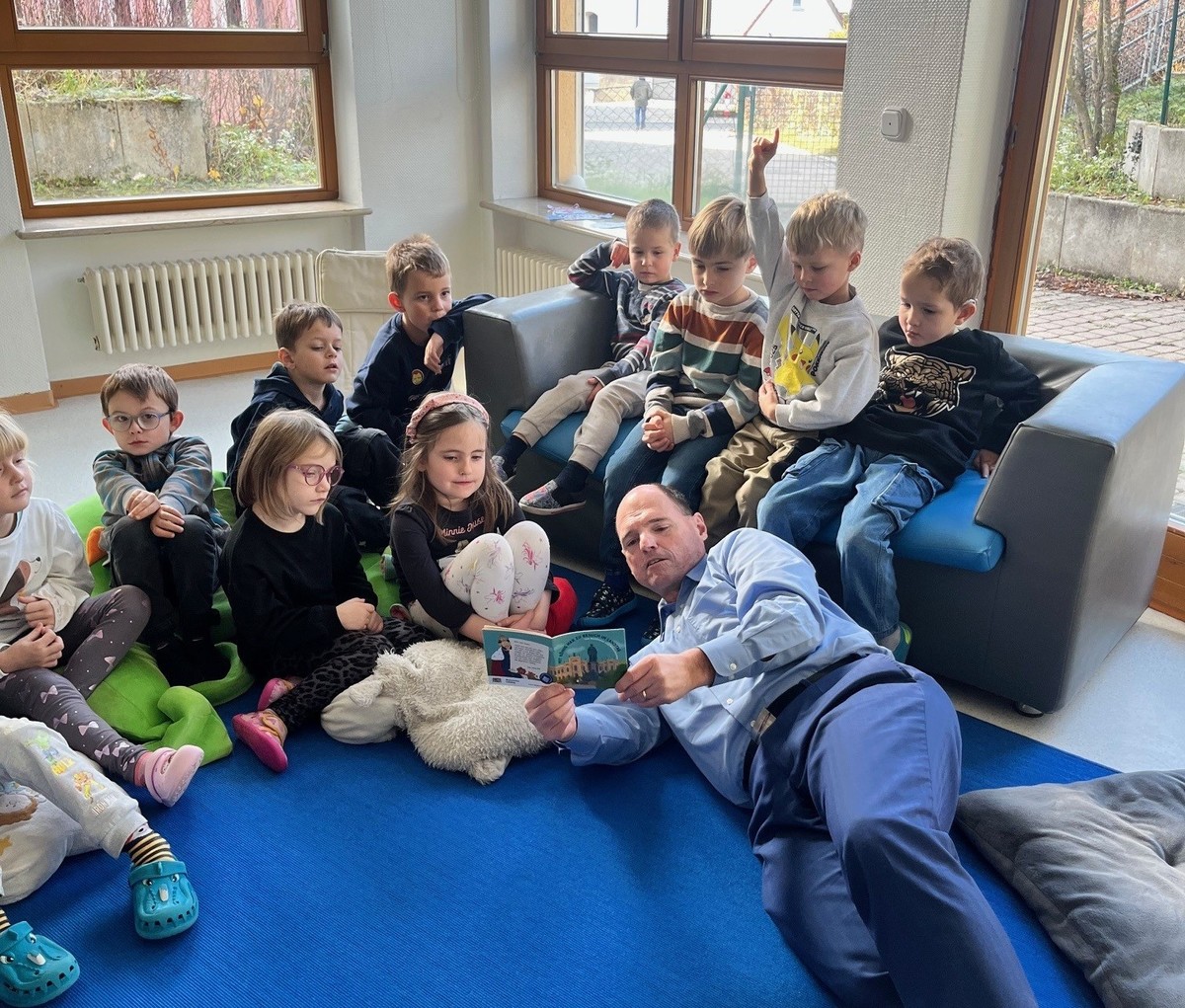 MdL Michael Hofmann liest im Kindergarten vor